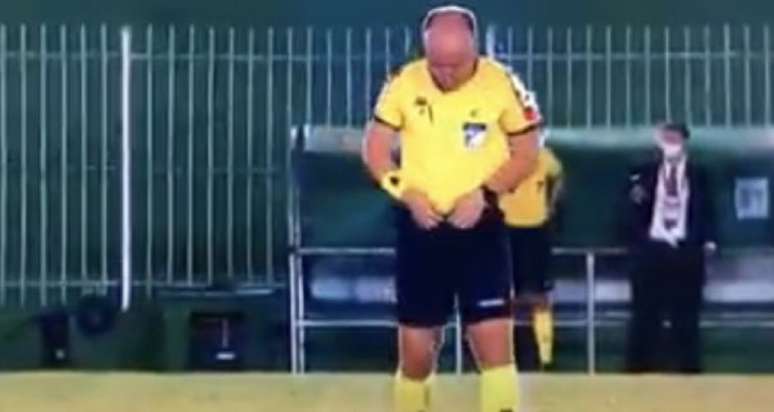 Dênis Serafim foi flagrado urinando em campo antes da partida entre Boavista e Goiás pela primeira fase da Copa do Brasil (Reprodução/Premiere)