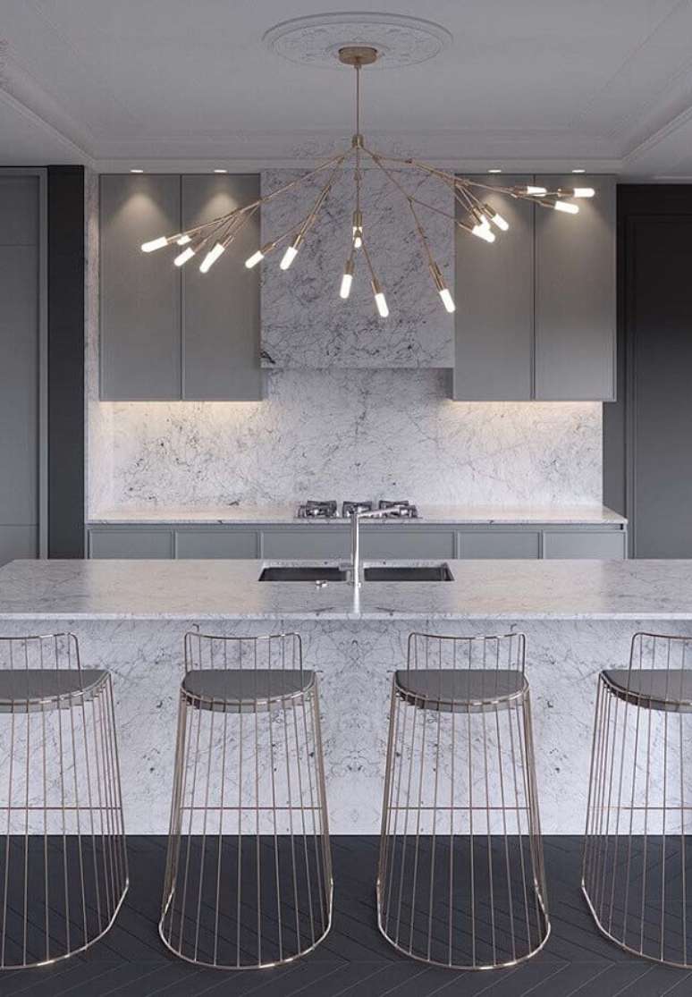 56. Decoração sofisticada para cozinha com bancada de mármore e banquetas modernas – Foto Futurist Architecture