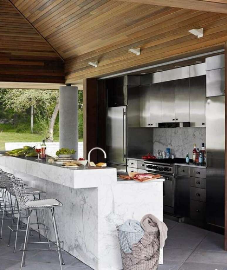 61. Área gourmet moderna decorada com bancada de mármore branco – Foto House Beautiful