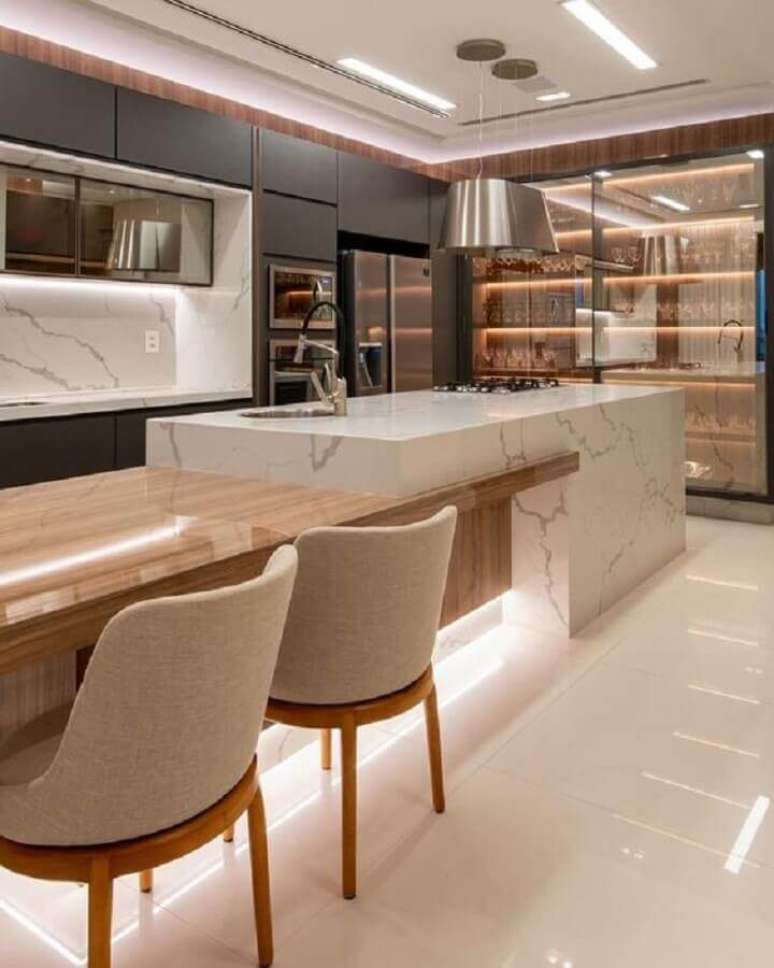 60. Mesa de madeira integrada à bancada de mármore para cozinha com ilha moderna – Foto Decor Salteado