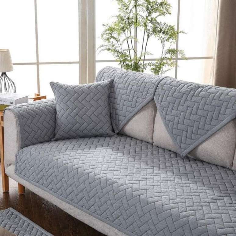 34. Sofá com capa cinza na sala de estar moderna – Foto Amazon