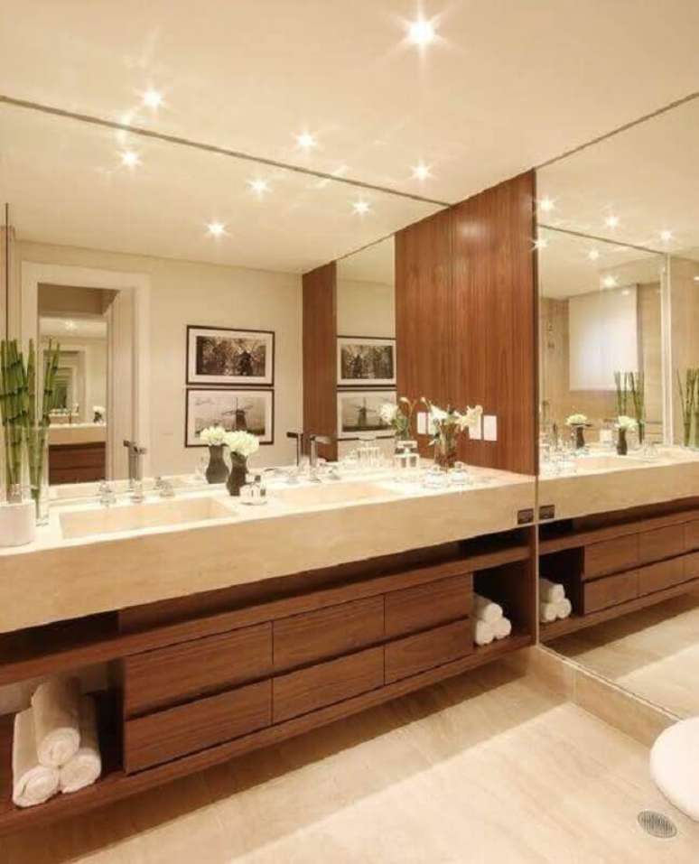 44. Decoração de banheiro em cores claras com bancada de mármore para gabinete de madeira – Foto eh!Décor