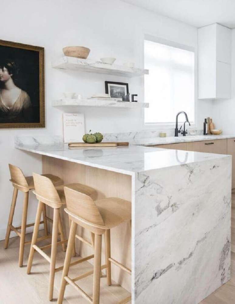 8. Bancada de mármore branco para cozinha decorada com móveis de madeira clara – Foto Apartment Therapy
