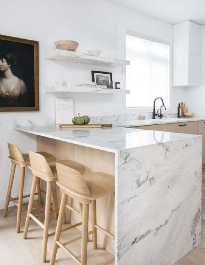 8. Bancada de m&aacute;rmore branco para cozinha decorada com m&oacute;veis de madeira clara &ndash; Foto Apartment Therapy