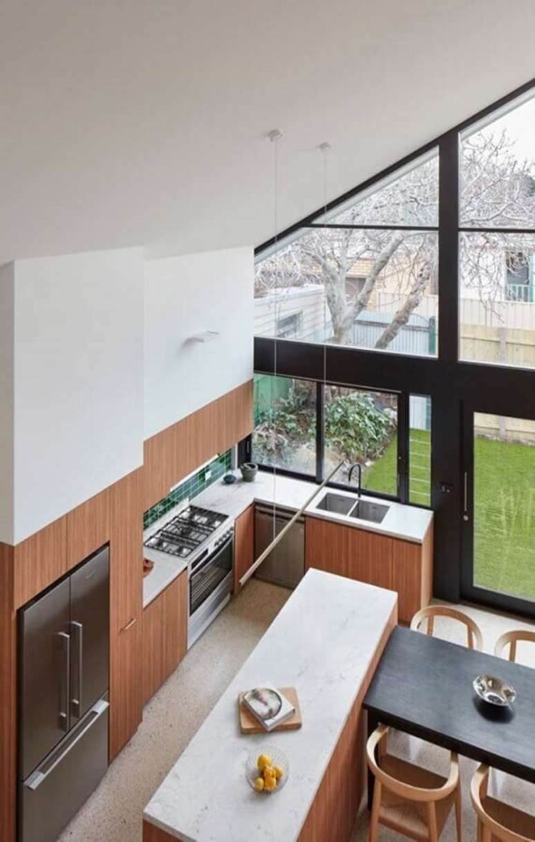 39. Decora&ccedil;&atilde;o com bancada de m&aacute;rmore para cozinha de madeira com ilha &ndash; Foto Pinterest