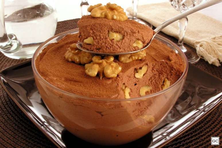 Guia da Cozinha - Mousse trufada de chocolate meio amargo com nozes: pronta em 30 minutos