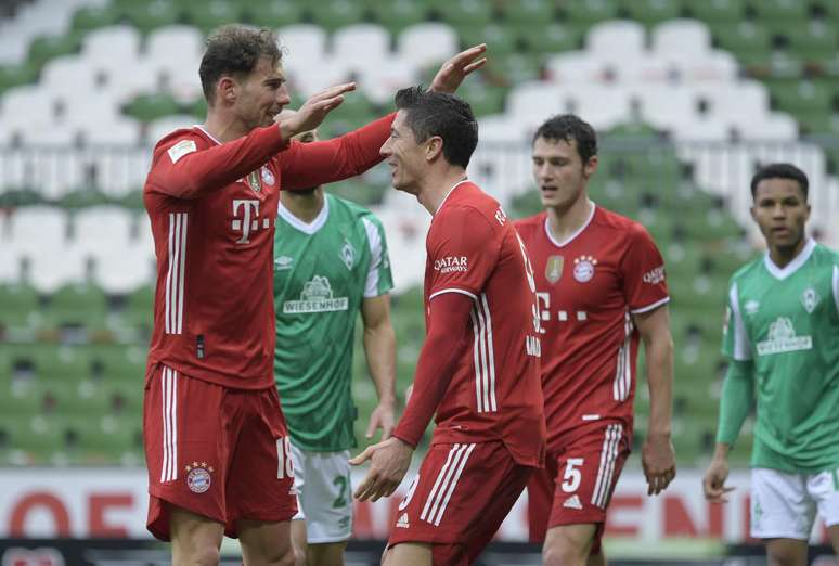 Bayern vence, e Lewandowski vira 2º maior artilheiro da história do Alemão