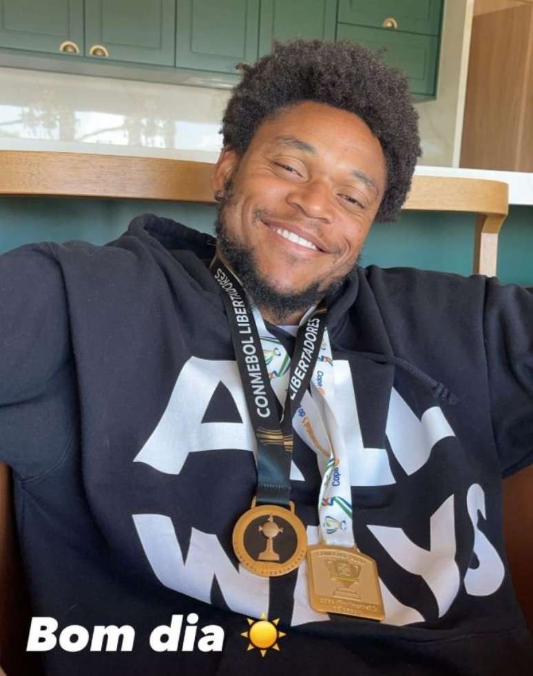 Centroavante Luiz Adriano posa com medalhas das Copas (Foto: Reprodução)