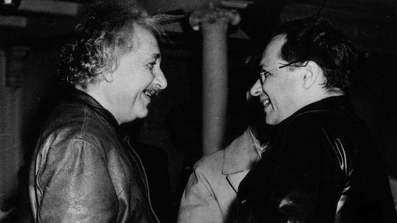 Einstein com Hans em Nova York em 1937. Os dois decidiram continuar suas carreiras nos EUA