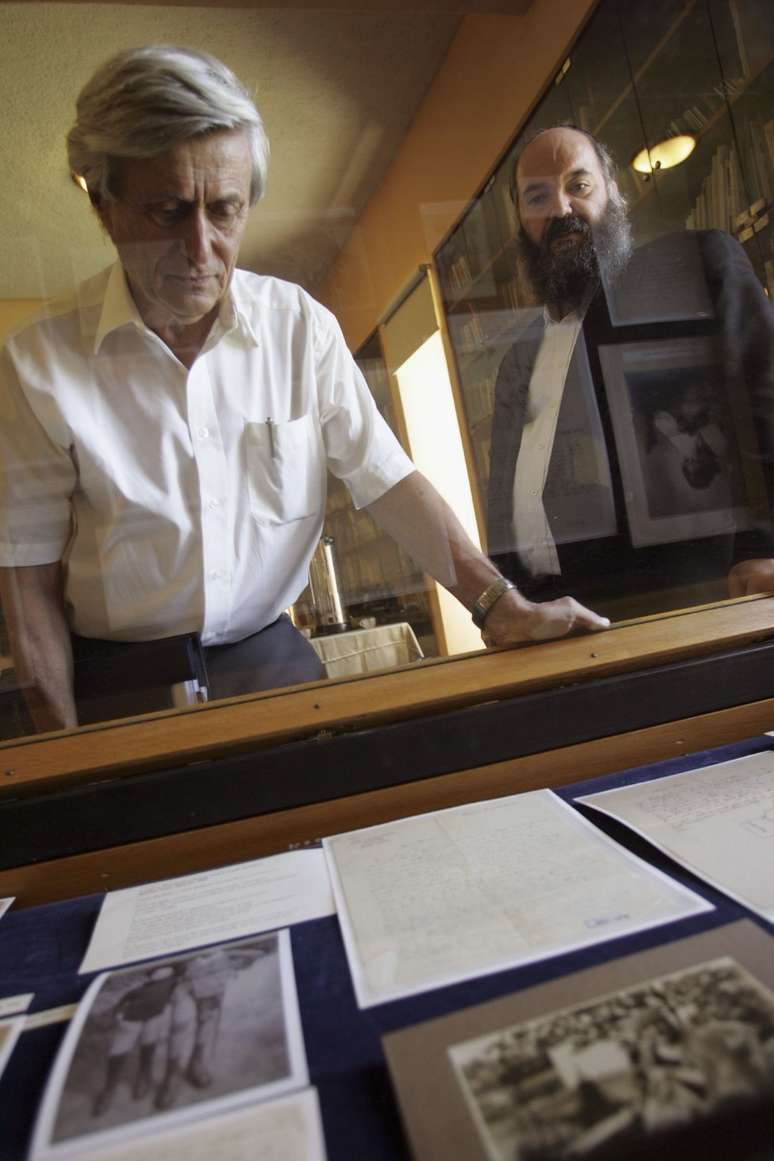 Depois de dar uma entrevista coletiva em 2006, o professor emérito Hanoch Gutfreund (à esquerda) da Universidade Hebraica examina parte do arquivo de Einstein, em uma exposição que ajudou a organizar naquela instituição