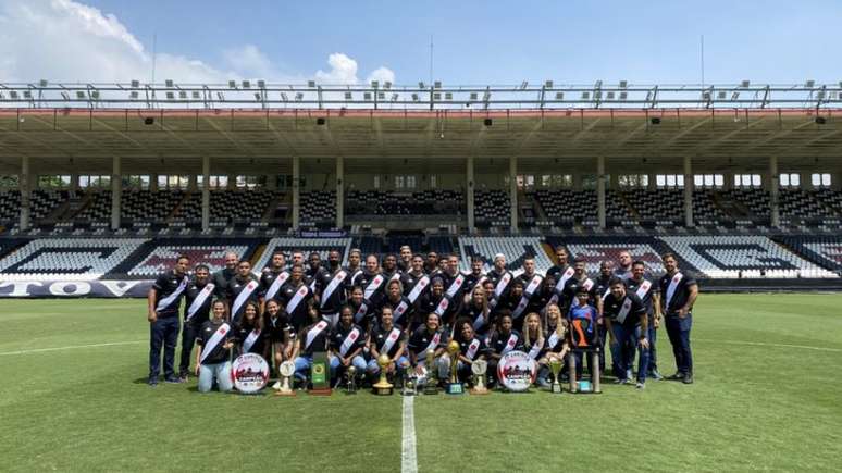 Elenco do Beach Soccer visita São Januário e expõe as taças conquistadas nos últimos anos (Divulgação/Vasco)