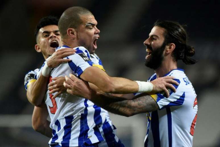 Pepe e Sérgio Oliveira marcaram neste domingo (Foto: MIGUEL RIOPA / AFP)