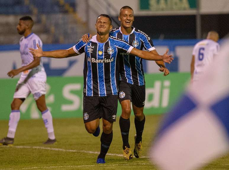 Com reservas, Grêmio derrota o Esportivo fora de casa