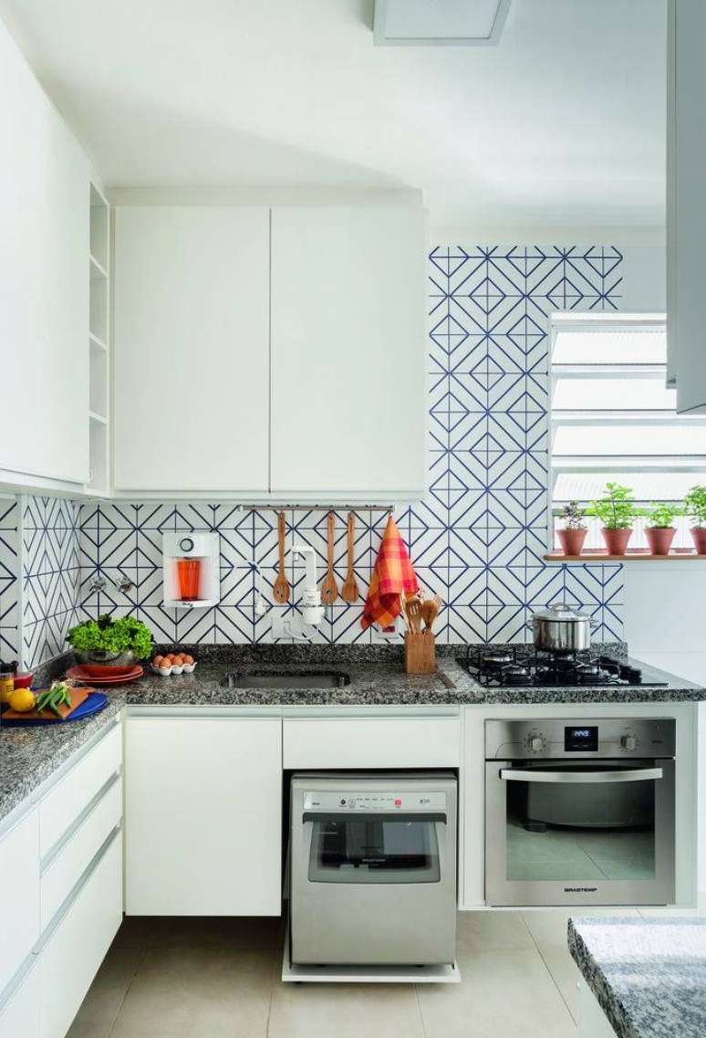 13. Cerâmica para cozinha bege com revestimento azul na parede -Foto Minha Casa