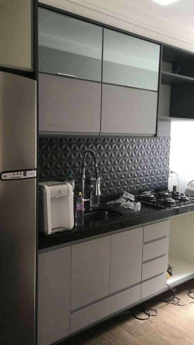 58. Decoração moderna com armários cinza e cerâmica de cozinha preto 3D – Foto Pinterest