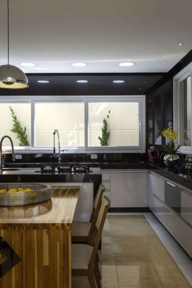 33. Cer&acirc;mica para cozinha na cor bege com arm&aacute;rios brancos &ndash; Foto Iara Kilaris