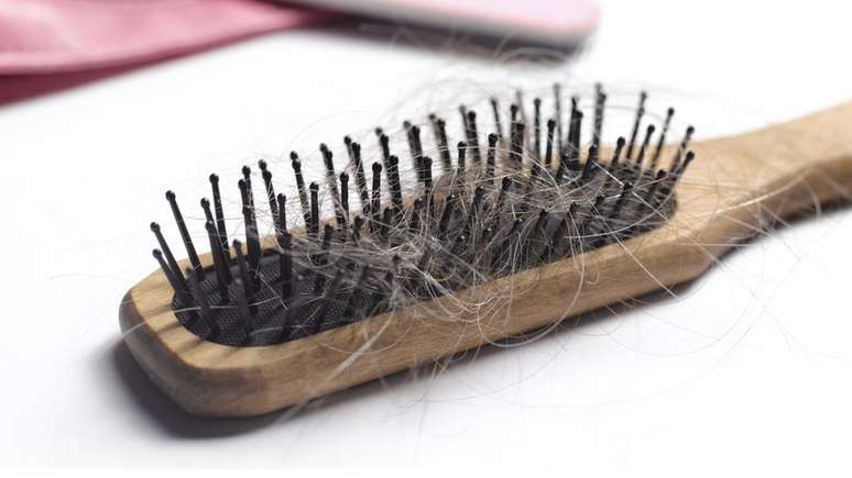 Dermatologista diz que o cabelo que sai na escova de pentear é um fio que já está "morto" e solto dentro do couro cabeludo