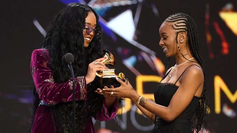 Artistas H.E.R. e Tiara Thomas receberam o Grammy de música do ano, por I Can't Breathe