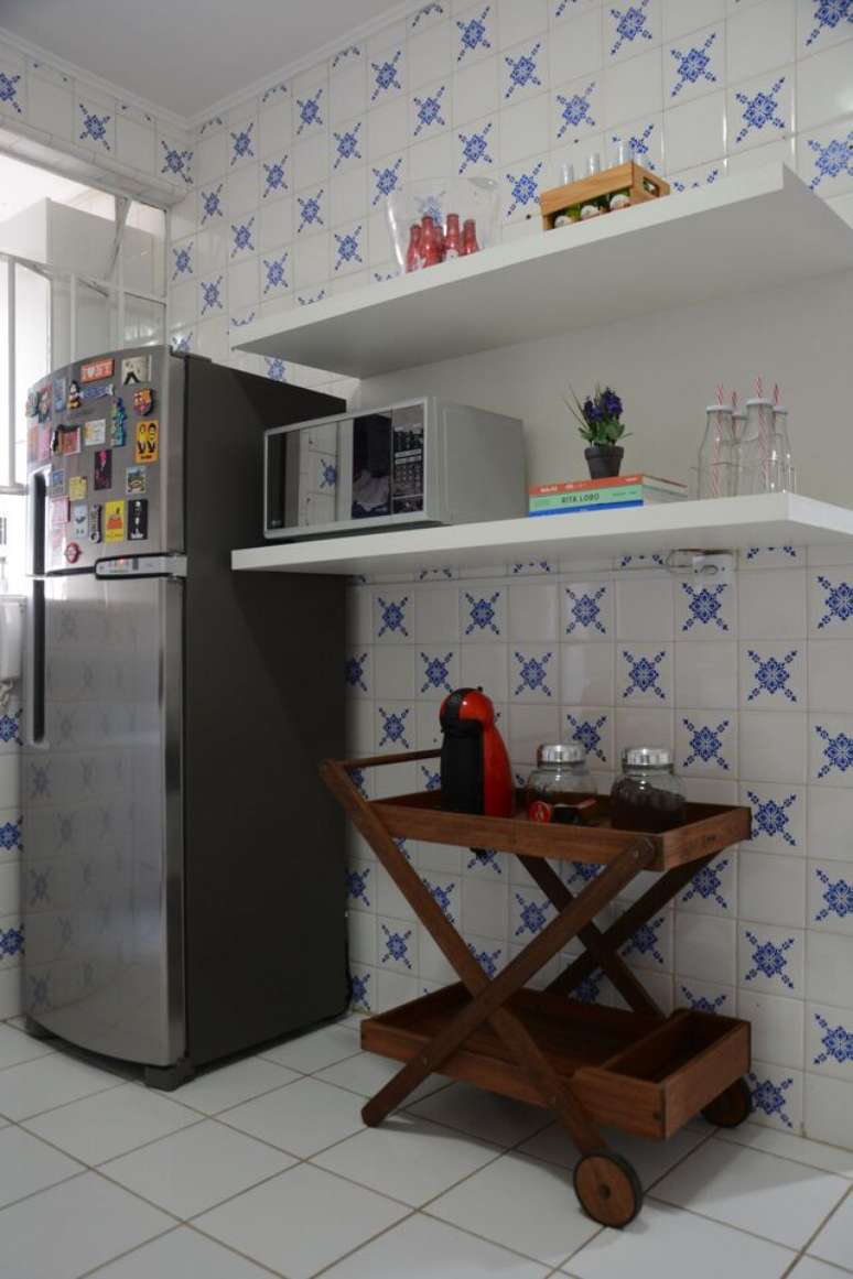71. Use cerâmica para cozinha e deixe a parede mais bonita – Foto Nathalia Bilibio Schwinn