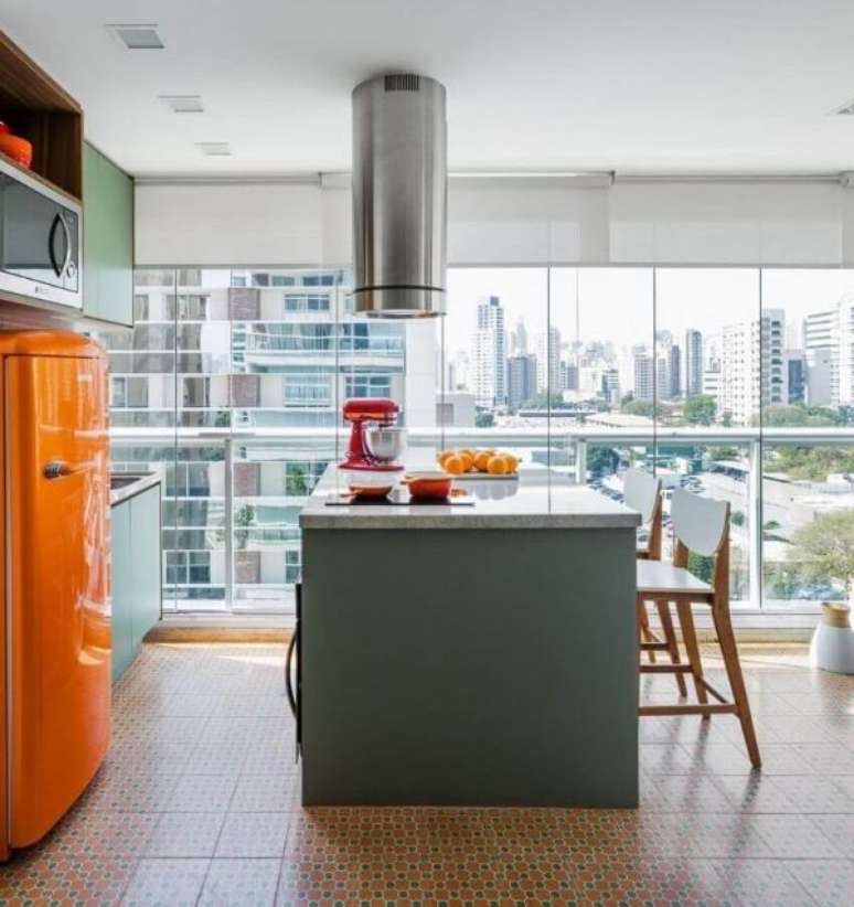 75. Cerâmica para cozinha marrom com geladeira laranja – Foto Clic da Obra