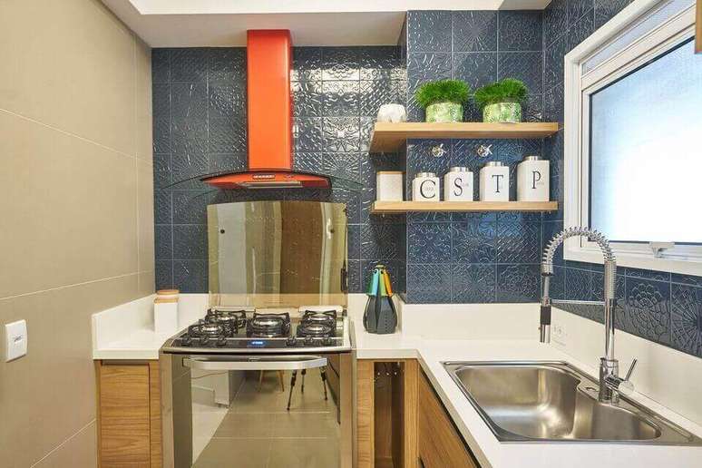 32. Cer&acirc;mica para cozinha na cor azul &ndash; Foto Amanda Pagliarini Macedo