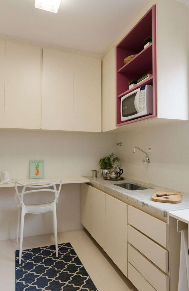 45. Cozinha branca com cerâmica para cozinha em tons claros – Foto Casa On