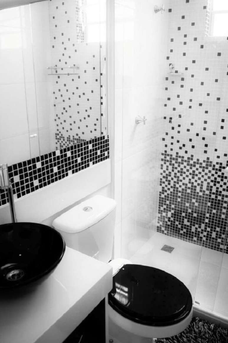 25. Decoração de banheiro com pastilha preta e branca. Fonte: Projeto Habitissimo