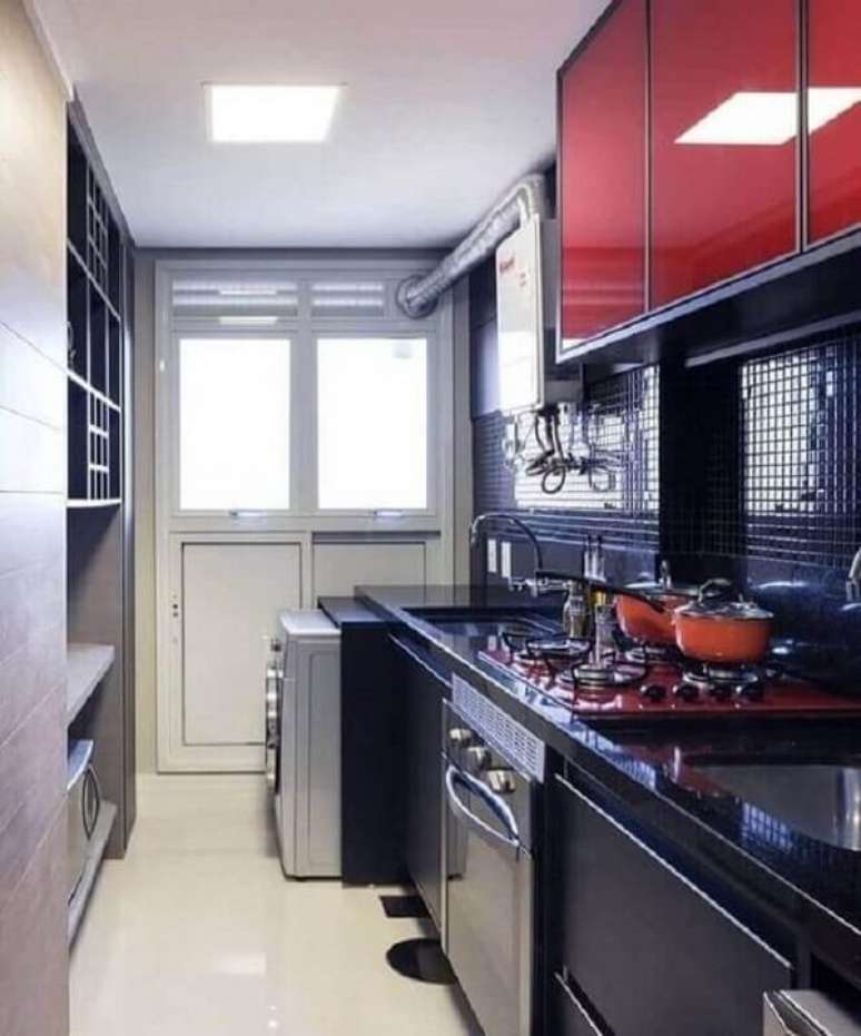 17. Invista em uma boa iluminação para a decoração da sua cozinha com pastilha preta. Fonte: Pinterest