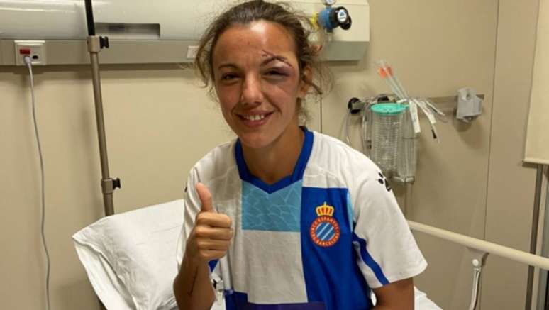 Anair Lomba, jogadora do Espanyol, após choque de cabeça com duas adversárias do Eibar em jogo do Campeonato Espanhol feminino