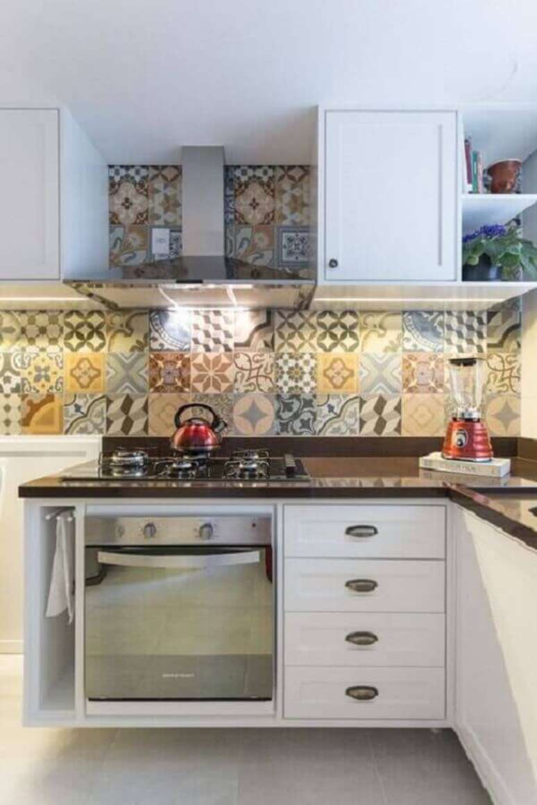 53. Cozinha planejada decorada com armários brancos e azulejo de cozinha colorido – Foto Pinterest