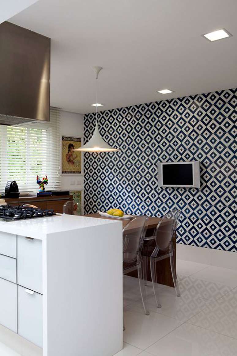 34. Cerâmica para cozinha preto e branco com piso branco – Foto Ideias Decoração