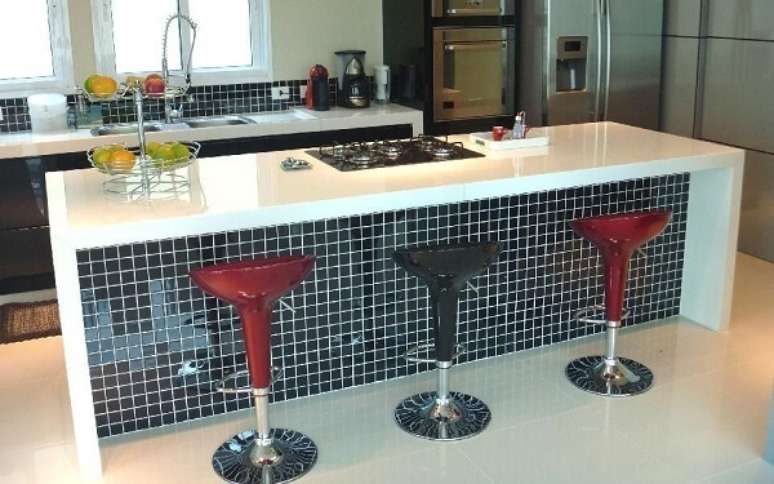 3. Banquetas coloridas e pastilha preta decoram a bancada de cozinha. Fonte: Revista Viva Decora 2