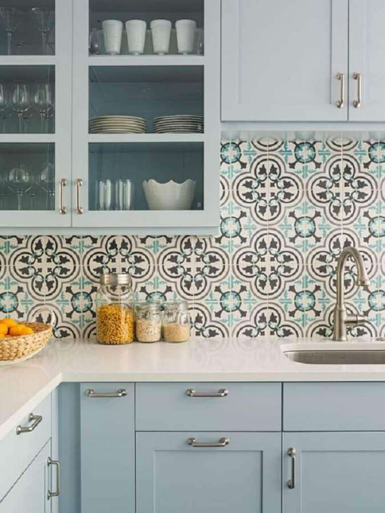 57. Decoração com armário azul pastel e azulejo de cozinha retrô – Foto Granada Tile