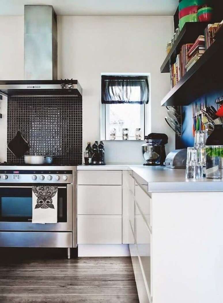 5. Cozinha com pastilha preta fixada na altura do fogão. Fonte: Pinterest