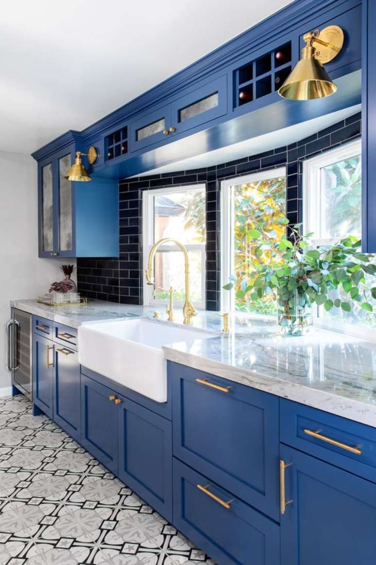 68. Cerâmica para cozinha com armários azuis modernos – Foto hudson valley lighting