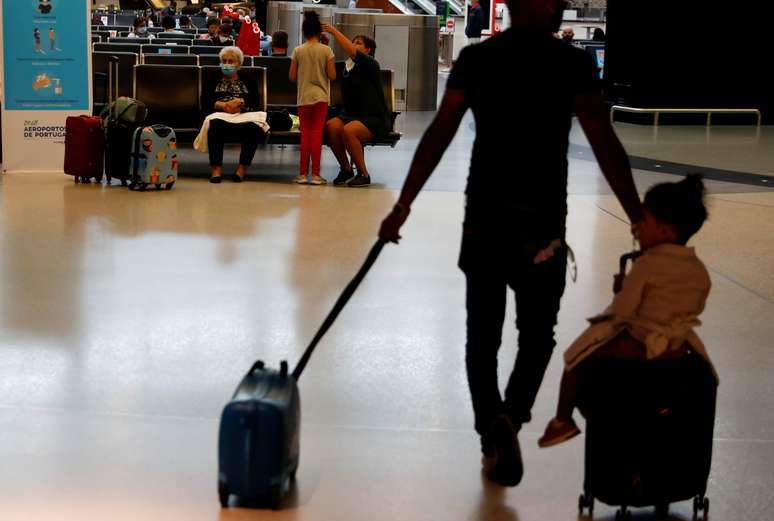 Passageiros esperam por voos no aeroporto de Lisboa
15/06/2020 REUTERS/Rafael Marchante