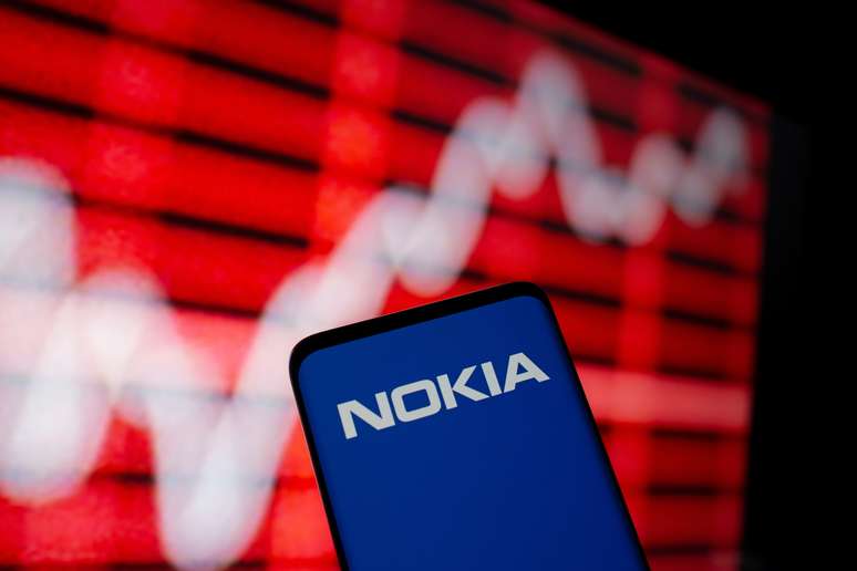 Ilustra&ccedil;&atilde;o com logo da Nokia e painel com gr&aacute;fico de a&ccedil;&otilde;es 
05/02/2021
REUTERS/Dado Ruvic