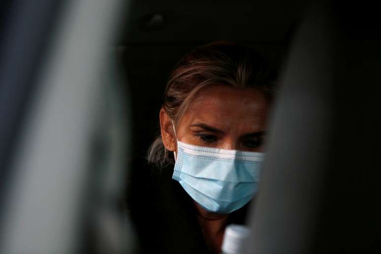 Ex-presidente da Bol&iacute;via Jeanine A&ntilde;ez &eacute; vista dentro de um carro ao deixar a For&ccedil;a Especial de Combate ao Crime, em La Paz
13/03/2021
REUTERS/Manuel Claure