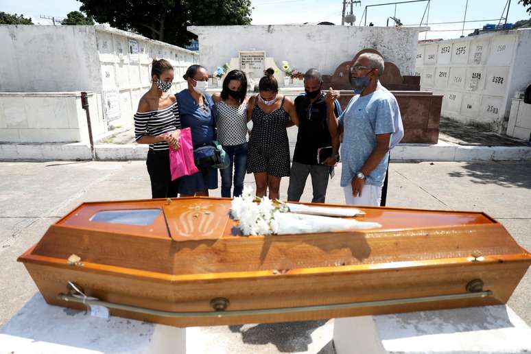 Funeral de vítima da Covid-19 em cemitério no Rio de Janeiro (RJ) 
10/03/2021
REUTERS/Pilar Olivares