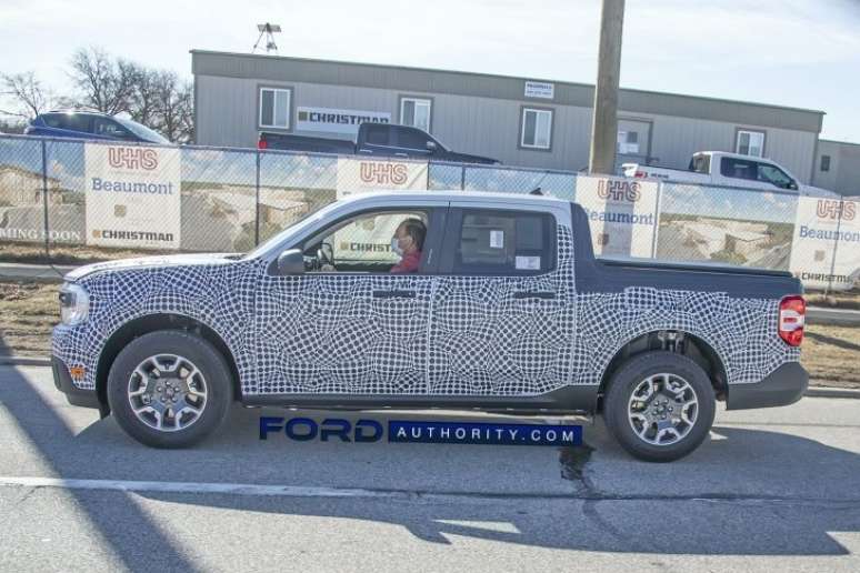 Visto do de lado, Ford Maverick revela que será uma picape com design quadradão.