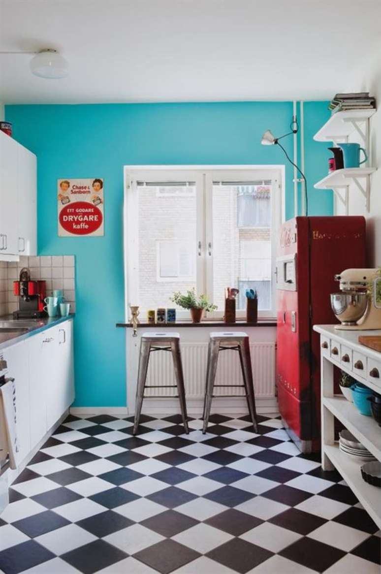 54. Cozinha retro com cerâmica preto e branca – Foto Arquitrecos