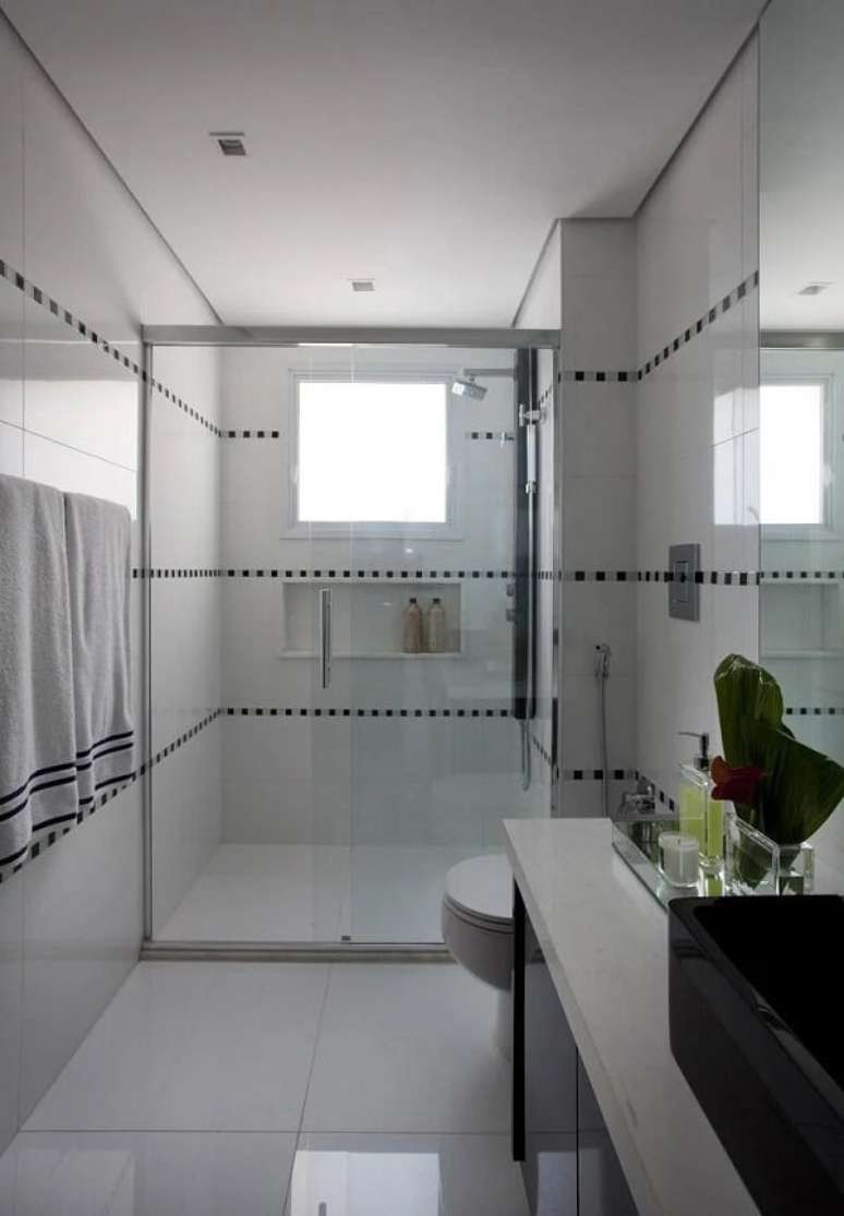 20. Faixas no banheiro foram criadas com revestimento pastilha preta e branca. Fonte: Marcelo Rosset Arquitetura