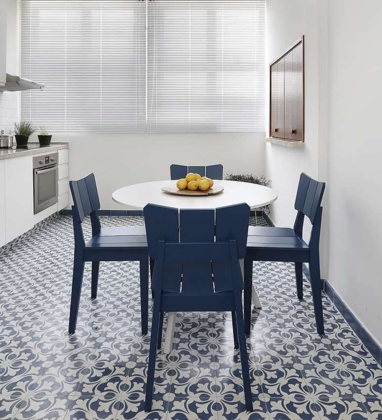 51. Cozinha criativa com cerâmica azul e branca – Foto Pinterst