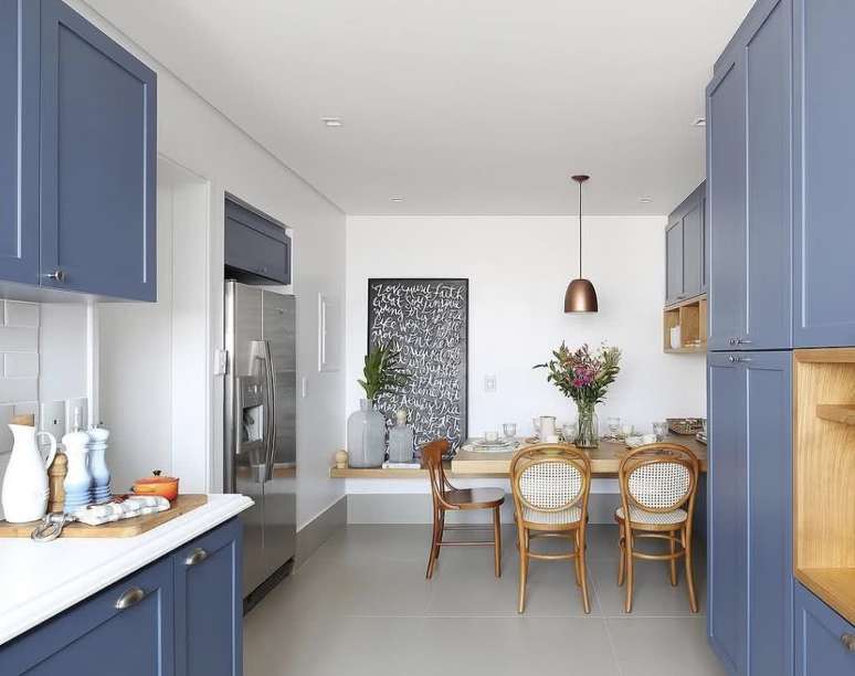 5. Cerâmica para cozinha com armários azuis – Foto Pinterest