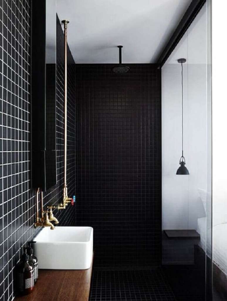 33. Banheiro decorado com pastilha preta reflete um ar moderno. Fonte: The Local Project