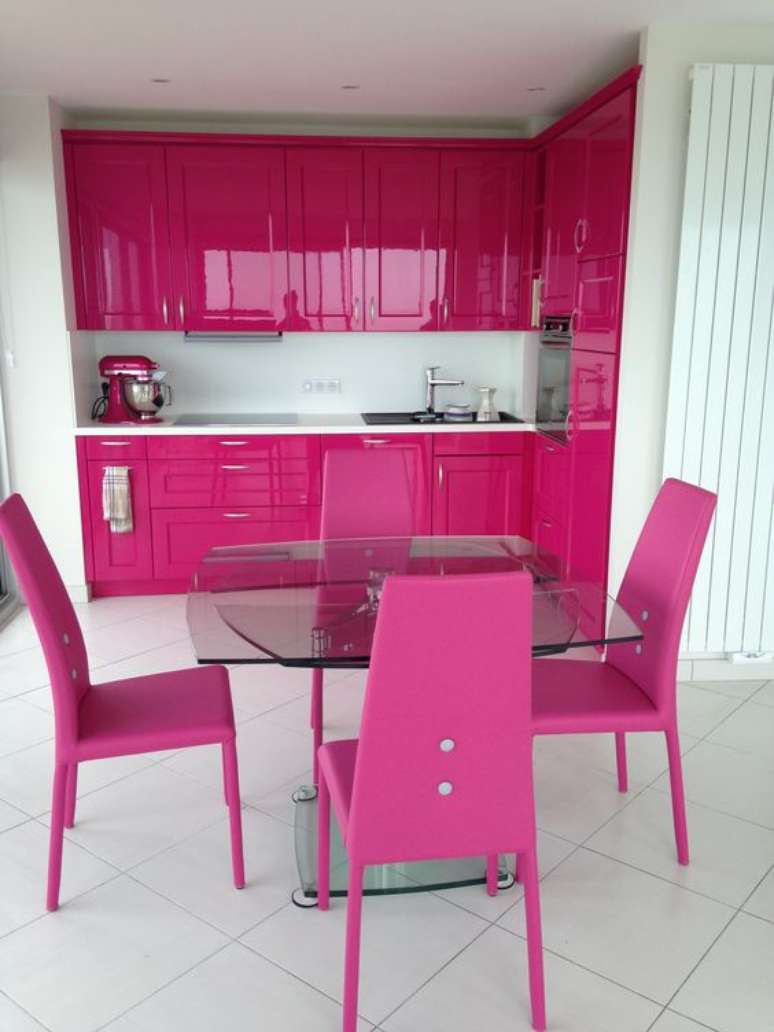 56. Cozinha rosa pink com cerâmica branca – Foto Labaule