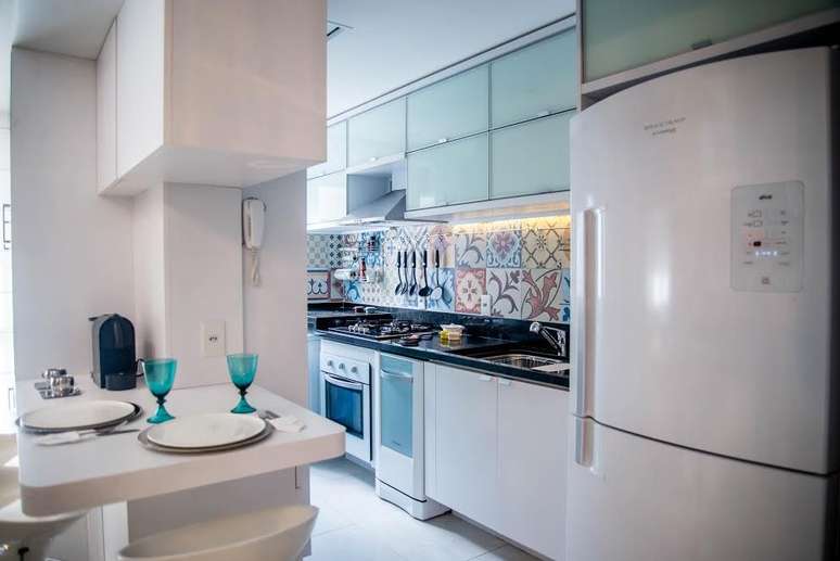 38. Cer&acirc;mica para parede de cozinha em ladrilhos &ndash; Foto Studio Bene Arquitetura