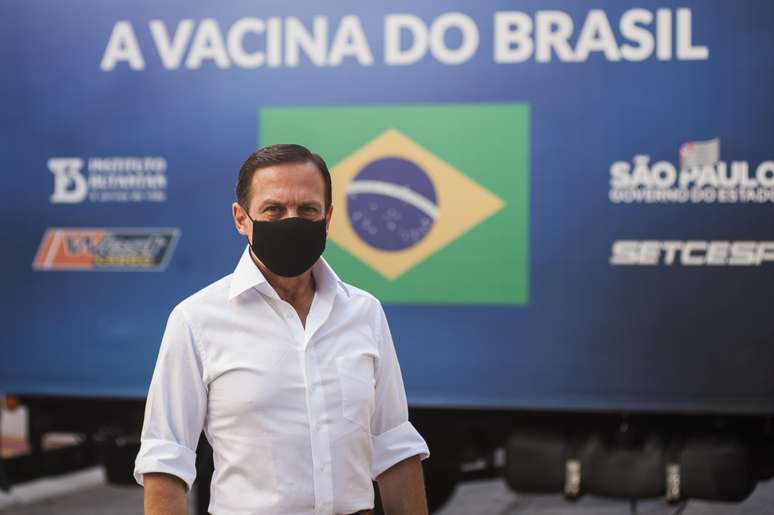 João Doria, governador de São Paulo, posa com a chegada de doses de CoronaVac