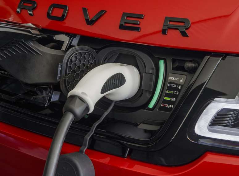 Range Rover Sport também está disponível em versão híbrida plug-in que permite rodar até 48 km em modo totalmente elétrico. 