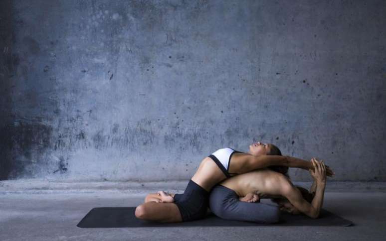 terceira posição de yoga em casal